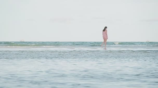 Hermosa Mujer Joven Feliz Caminando Disfrutando Del Viaje Vacaciones Verano — Vídeo de stock