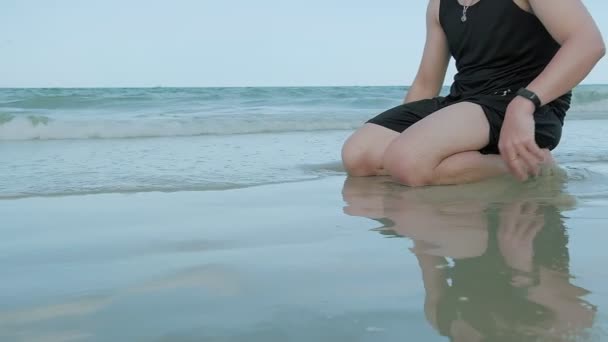 Hombre Feliz Sentado Relajado Tumbado Playa Arena Con Olas Mar — Vídeo de stock