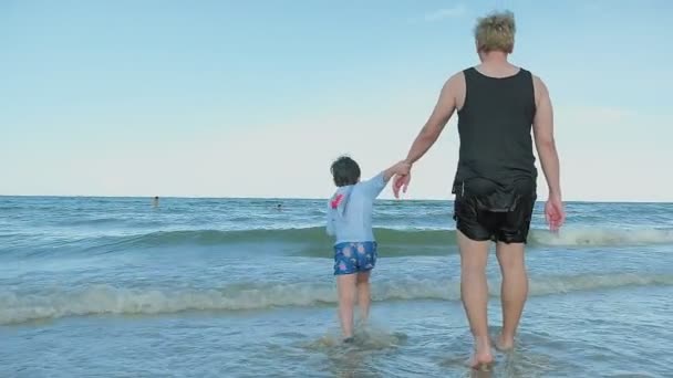 Happy Daddy Son Enjoying Summer Vacation Holiday Weekend Beach Wave — Stock Video