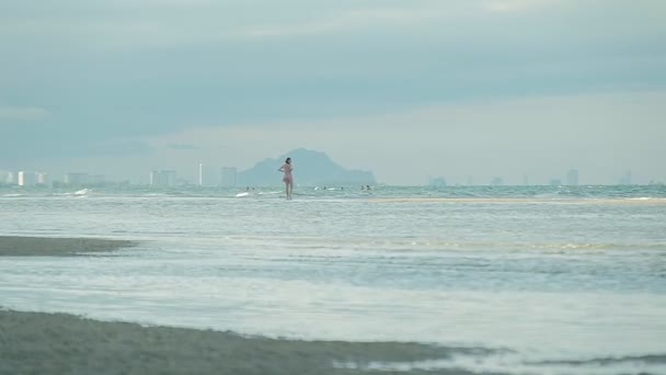 Счастливая Молодая Женщина Гуляла Летом Песчаном Пляже Таиланде — стоковое видео