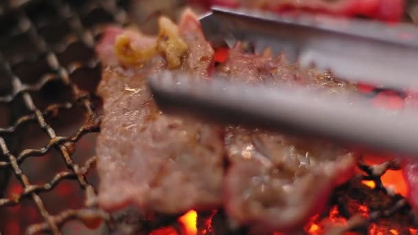 Extrem Närbild Nötkött Skivad Grillning Träkol Grill Restaurang Japansk Stil — Stockvideo