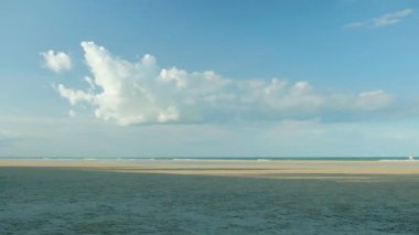 Akşamları güneş batarken kumsalda güzel bir kumsal beyaz bulutlar ve mavi gökyüzü tropikal Hua Hin plajında, Prachuap Khiri Khan, Tayland.