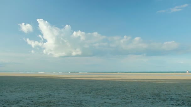 Krásná Písečná Pláž Večerním Západu Slunce Bílými Mraky Modrou Oblohou — Stock video