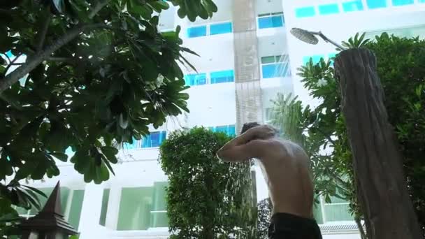 Ung Asiatisk Man Tvätta Kroppen Dusch Öppet Badrum Tropisk Grönska — Stockvideo