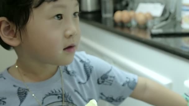 Carino Asiatico Bambini Ragazzo Mangiare Burro Mentre Cucina Biscotti Cucina — Video Stock