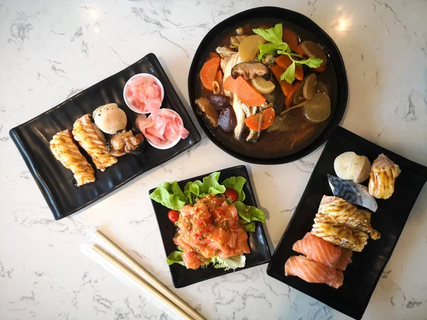 日本の伝統料理の絶景レストランのテーブルの上に寿司が並べられています — ストック写真