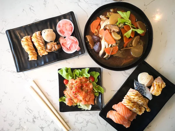 日本の伝統料理の絶景レストランのテーブルの上に寿司が並べられています — ストック写真