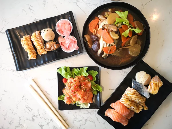 Vista Superior Comida Tradicional Japonesa Conjunto Rolos Sushi Uma Mesa — Fotografia de Stock