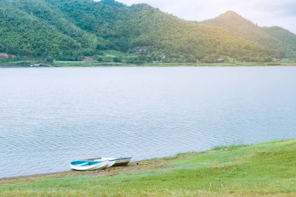 Barca Pesca Sulla Riva Del Lago Con Vegetazione Tropicale Natura — Foto Stock