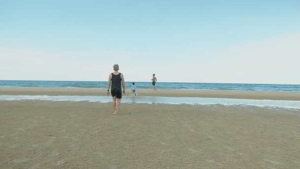 在泰国 人们家庭中的男人和孩子们在热带沙滩上奔跑 蓝天晴朗 — 图库视频影像