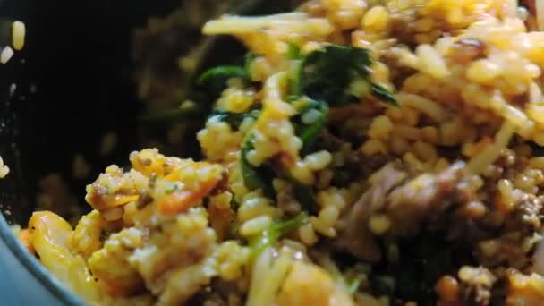 Чрезвычайно Крупным Планом Корейской Кухни Bibimbap Смешивание Риса Мясными Овощами — стоковое видео