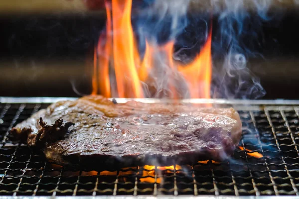 Viande Crue Steak Boeuf Barbecue Grillage Sur Grille Poêle Charbon — Photo