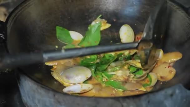Закрыть Приготовление Тайских Морепродуктов Перемешать Жареные Моллюски Жареной Пастой Чили — стоковое видео
