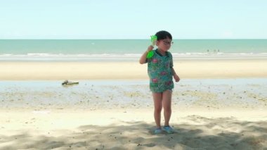 Tayland 'da huahin plajındaki tropikal kumsalda hafta sonu tatilinin tadını çıkaran tatlı çocuk.