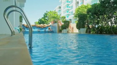 Yazın güneşli bir günde tropik yüzme havuzu  