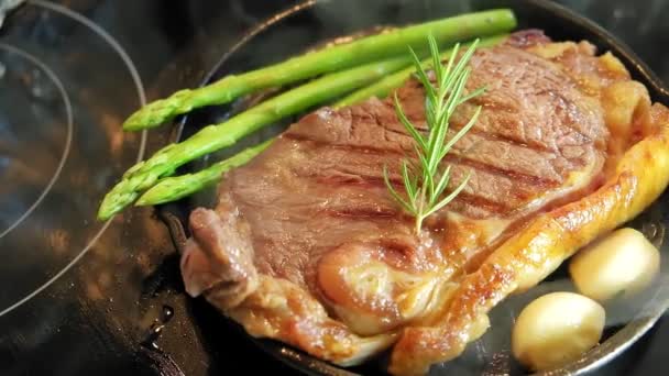 Koken Zoekopdracht Van Verse Sappige Plakjes Vlees Steak Varkensvlees Ijzeren — Stockvideo