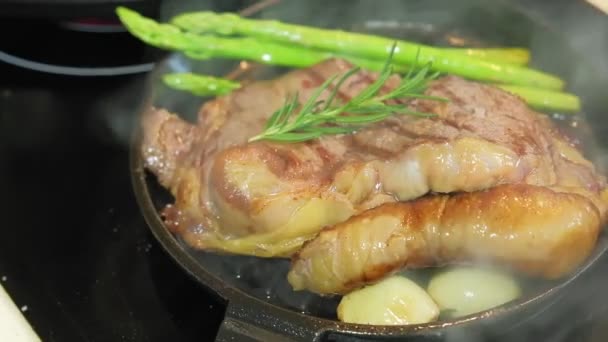 Cozinhar Searing Fatias Suculentas Frescas Carne Carne Carne Porco Panela — Vídeo de Stock