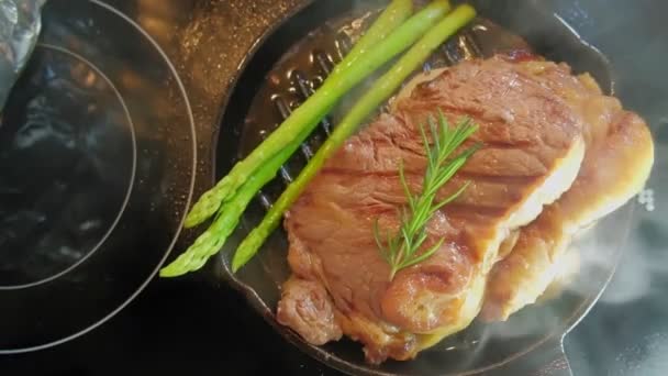 Kochen Frische Saftige Scheiben Fleisch Steak Schweinefleisch Auf Eisenpfanne Mit — Stockvideo