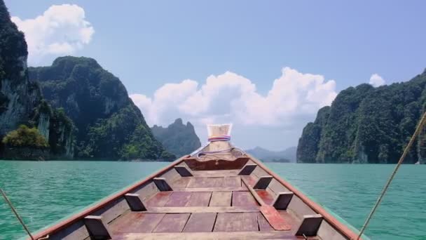 在泰国素拉坦尼的Chow Lan湖 Ratchaprapa Dam 第一眼看到的是一艘传统的木制泰国长尾船 其背景为高山蓝天和湖泊 — 图库视频影像