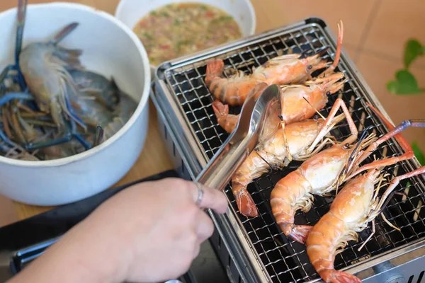 Hand Chef Grilling Group Fresh Shrimps Prawns Rack Charcoal Stove — Stock Photo, Image