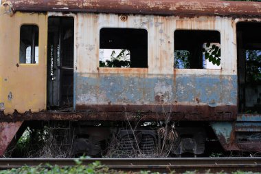 Tayland 'da terk edilmiş eski bir tren.