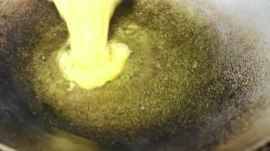 Mutfakta sıcak tavada Tayland usulü leziz omlet pişirin. 