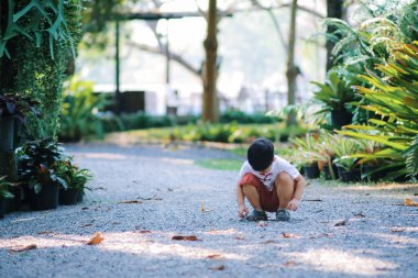 Parkta oturan sevimli çocuk..