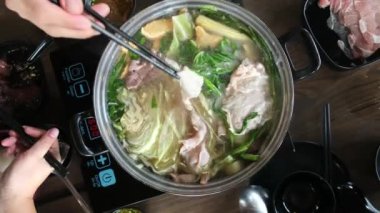 Manzara, Asya Shabu Shabu ya da Sukiyaki 'nin taze yemeklerini yemekten sıcak haşlama çorbada sebzeli çiğ etle restoranda pişirmekten hoşlanıyor.