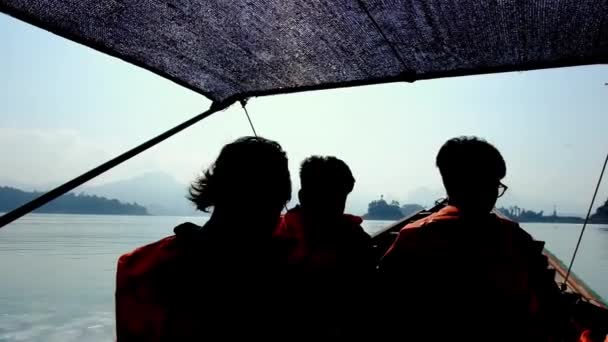 Zpět Pohled Silueta Turistický Cestovatel Dřevěné Thajské Longtail Loď Těší — Stock video