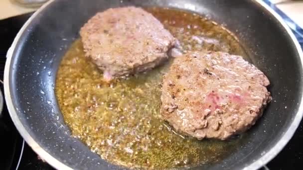 Kochen Saftig Leckeres Burger Fleisch Auf Heißer Pfanne Mit Spachtel — Stockvideo