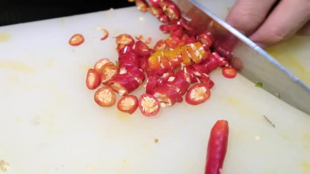 Detailní Kuchař Nůž Posuvné Řezání Červené Chilli Papričky Řezací Desce — Stock video