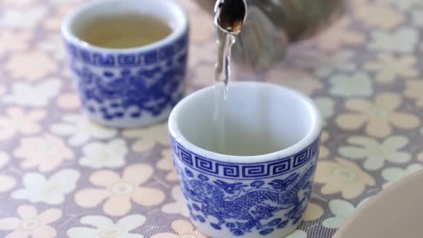 Tee Wird Traditionelle Chinesische Teetasse Auf Dem Tisch Gegossen Heißgetränk — Stockvideo
