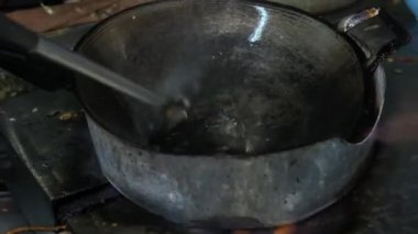 Şef, yemek hazırlıyor. Kızarmış su mimozasını kırmızı biberle karıştırıyor. Mutfak restoranında tavada kızarıyor. .