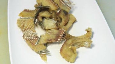 Baharatlı Gourami balığıyla karışık salata baharatlı tatlı soslu ve biberli ve soğanlı.