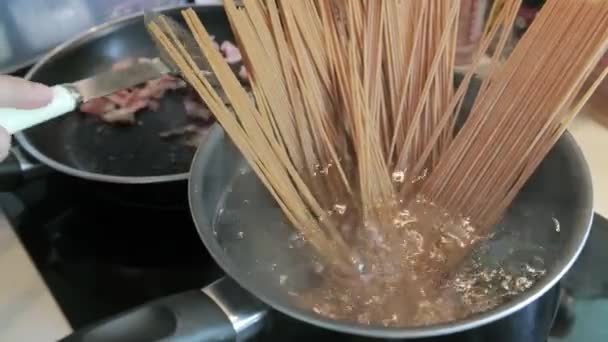 Memasak Seluruh Keuntungan Mendidih Spaghetti Gandum Dalam Air Panas Dengan — Stok Video