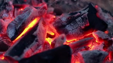 Sıcak şenlik ateşi kömüründen yanan parlayan kıvılcımların yakın görüntüsü 
