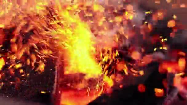从炽热的篝火炭燃烧着的炽热的飞行火花的近景 — 图库视频影像