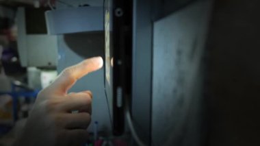 Şef, mutfak restoranındaki tablete parmağıyla dokunuyor.