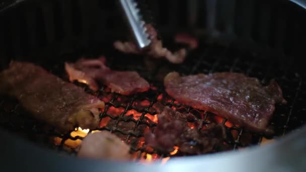 料理肉ステーキの新鮮なジューシーなスライスをつかむ材料スパイスを鍋に豚肉の牛肉塩コショウニンニクローズマリーアスパラと煙 — ストック動画