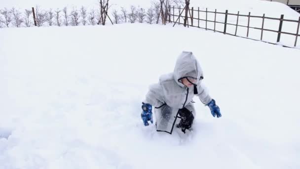 Glückliche Kinder Genießen Winter Auf Weißem Schnee Springen Und Sich — Stockvideo