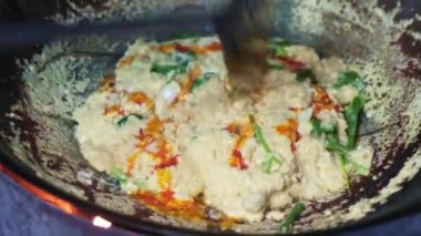 Tayland usulü popüler yemekler. Mutfak restoranında körili pudra ile kızarmış yengeç eti.