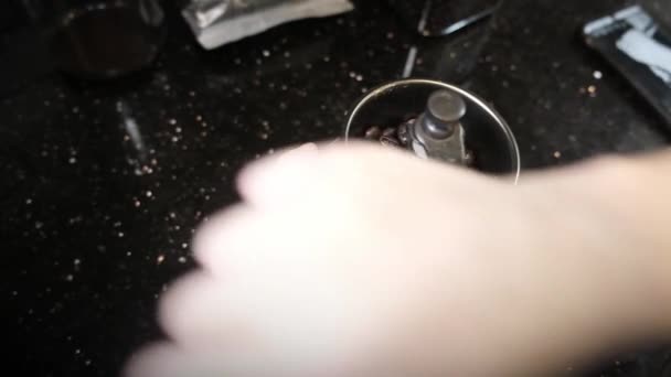 Seseorang Secara Manual Menggiling Biji Kopi Persiapan Minuman Segar Kopi — Stok Video