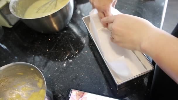 Mains Chef Préparant Dessert Cuisson Plat Cuisson Avec Papier Cuisson — Video