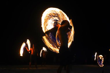 Fire Performans Show dansçıları Koh Samet, Tayland sahilinde ateş dansı gösterisi