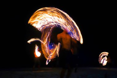 Fire Performans Show dansçıları Koh Samet, Tayland sahilinde ateş dansı gösterisi