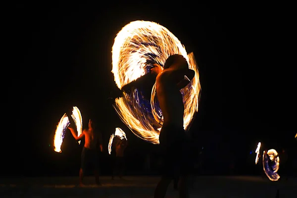 Fire Performans Show dansçıları Koh Samet, Tayland sahilinde ateş dansı gösterisi
