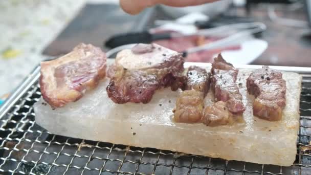 Nahaufnahme Grillen Saftige Fleisch Rindfleisch Steak Auf Himalaya Salz Block — Stockvideo