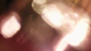 Işık sızıntısı, doğal ışık ışını efekti, ışık titreşimleri ve parıltı, koyu arkaplandaki güzel ışık sızıntısı, gerçek mercek alevi, opaklığı veya ekranı kullanarak videonuzu sızıntıyla kaplayın..