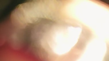 Işık sızıntısı, doğal ışık ışını efekti, ışık titreşimleri ve parıltı, koyu arkaplandaki güzel ışık sızıntısı, gerçek mercek alevi, opaklığı veya ekranı kullanarak videonuzu sızıntıyla kaplayın..