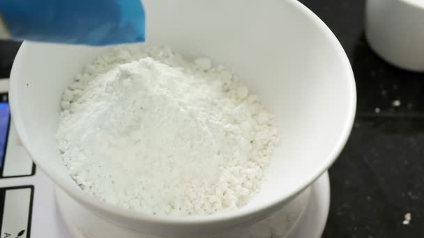 Wlewanie Białej Mąki Torby Białej Miski — Wideo stockowe